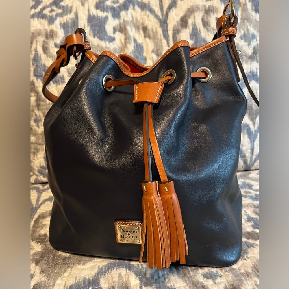 Beautiful pristine like new navy with tan trim dooney & Bourke bucket bag.